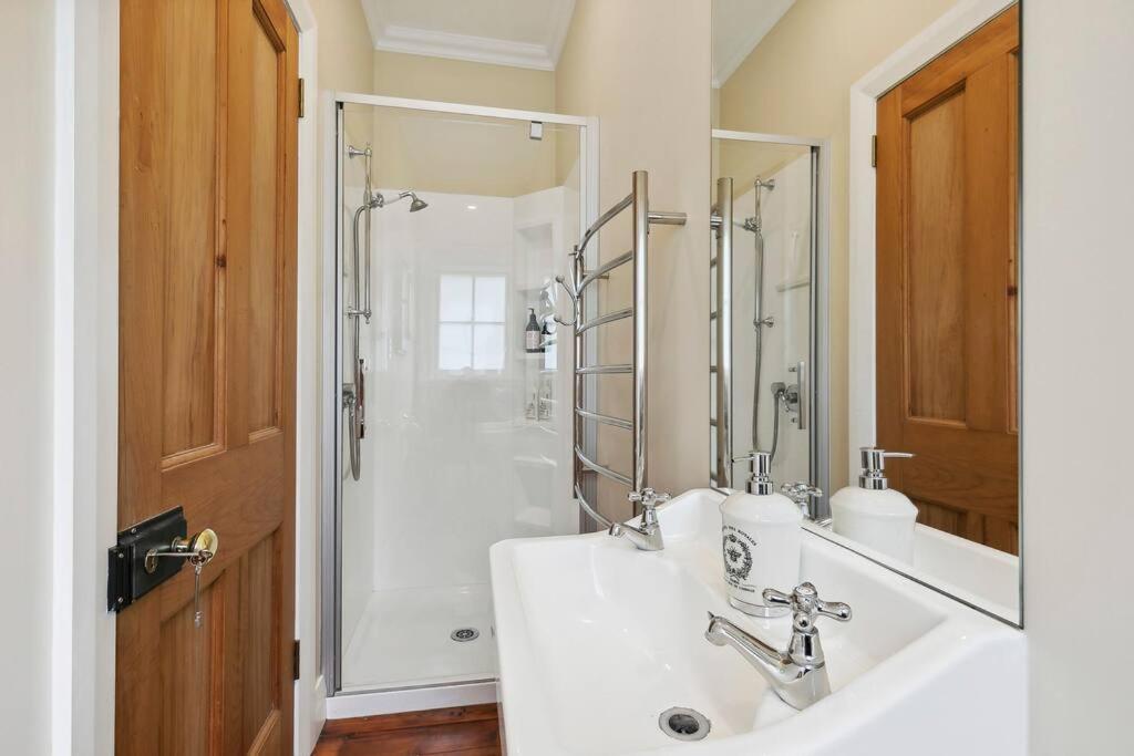 Historic Charm In Greytown - Cosy Kowhai Cottage Exteriör bild