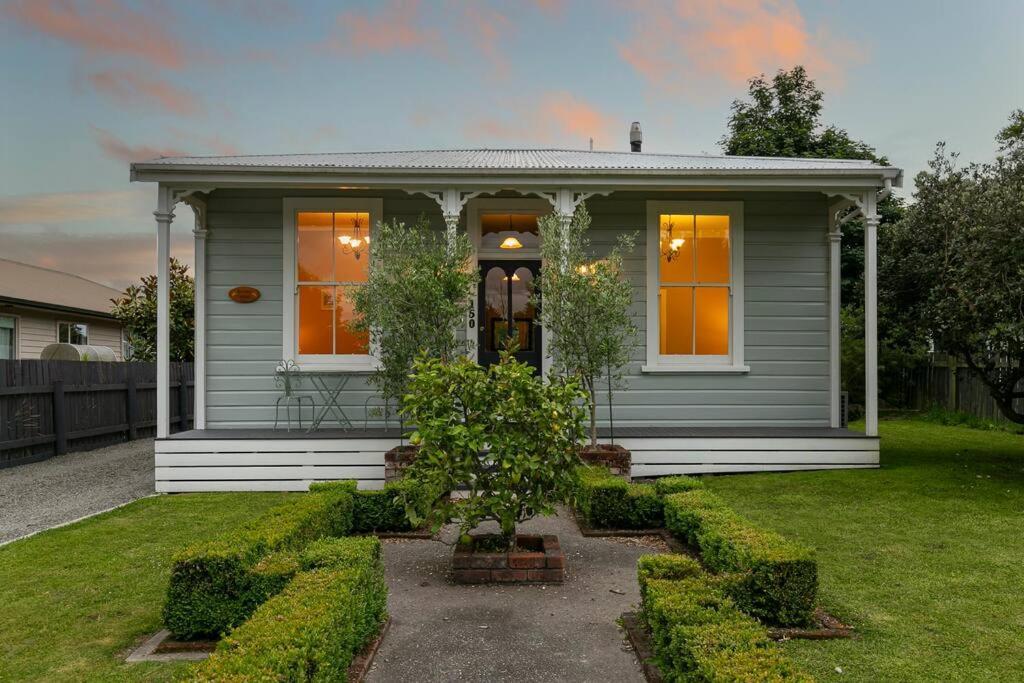 Historic Charm In Greytown - Cosy Kowhai Cottage Exteriör bild